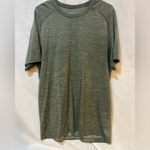 Men’s Lululemon Athletic Wear Shirt